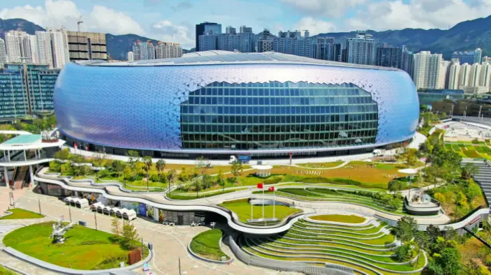 如何避开人潮？提前预订交通便利的草坪球场住宿